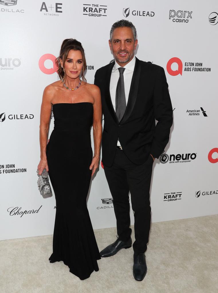 Kyle Richards and Mauricio Umansky posing together 