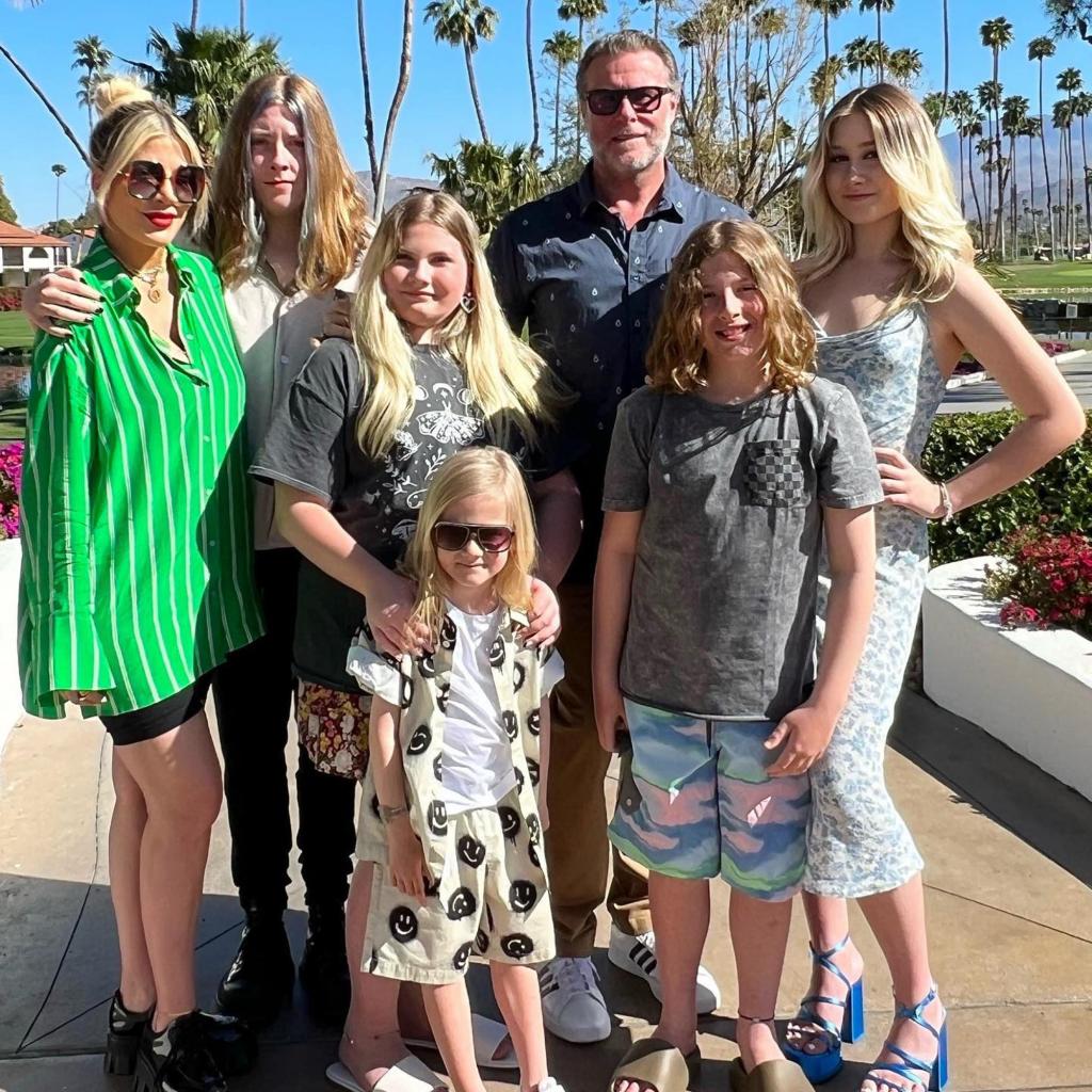 Tori Spelling, Dean McDermott, Stella McDermott, Beau McDermott, Hattie McDermott and Finn McDermott 