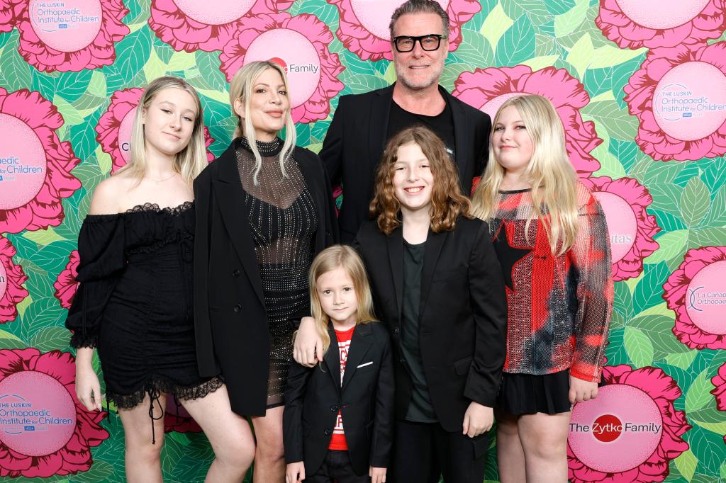 Tori Spelling, Dean McDermott, Stella McDermott, Beau McDermott, Hattie McDermott and Finn McDermott 