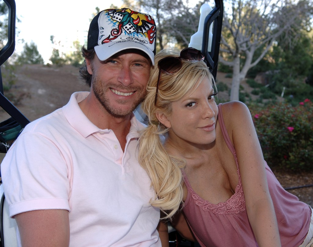 Dean McDermott and Tori Spelling cuddling