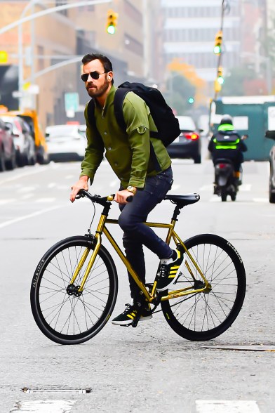Justin Theroux riding a bike