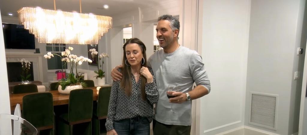 Kyle Richards and Mauricio Umansky standing